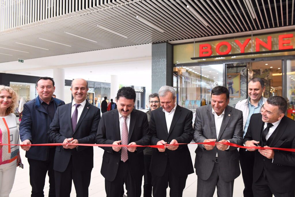 Altıeylül Belediye Başkanı Hasan AVCI Ebru sergisinin açılışını gerçekleştirdi.