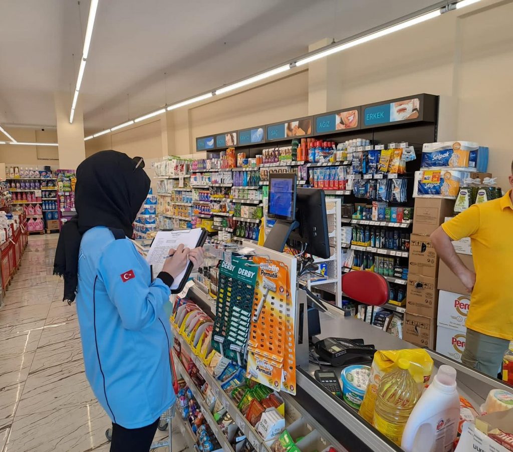 Kepsut Belediyesi Zabıta ekipleri marketlerde etiket ve gramaj kontrolleri denetimi gerçekleştirdi.