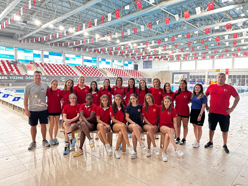 U17 Sutopu Kadın Milli takımımızı Balıkesir Olimpik yüzme havuzunda