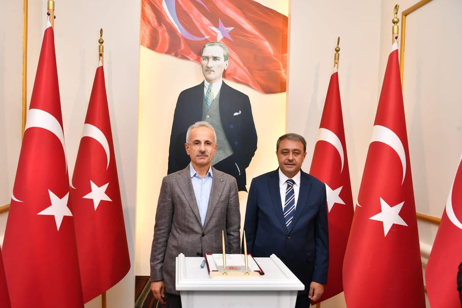 Balıkesir’e gelen Ulaştırma ve Altyapı Bakanı Abdulkadir Uraloğlu Valiliği ziyaret etti.
