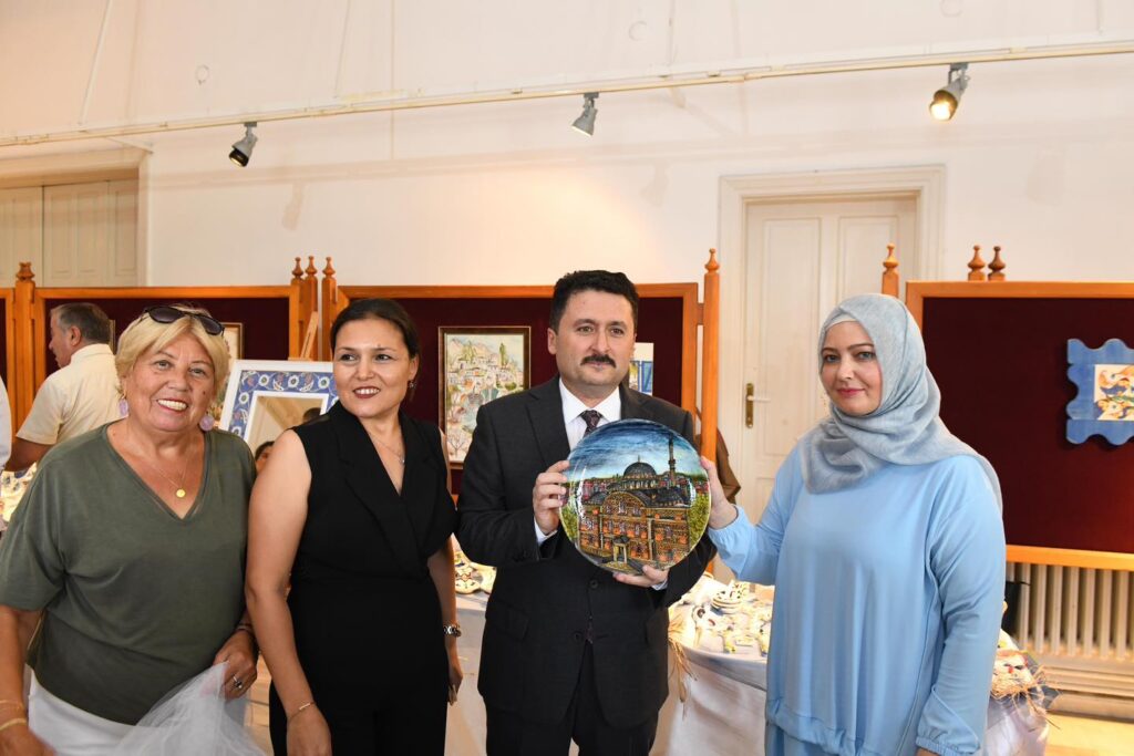 Başkanı Hasan AVCI Taştan Masallar çini sergisini ziyaret etti.