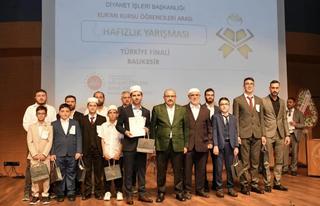 Kur’an Kursu Öğrencileri Arası Hafızlık Yarışması Türkiye Finaline katılarak yarışmacı öğrencileri tebrik etti.