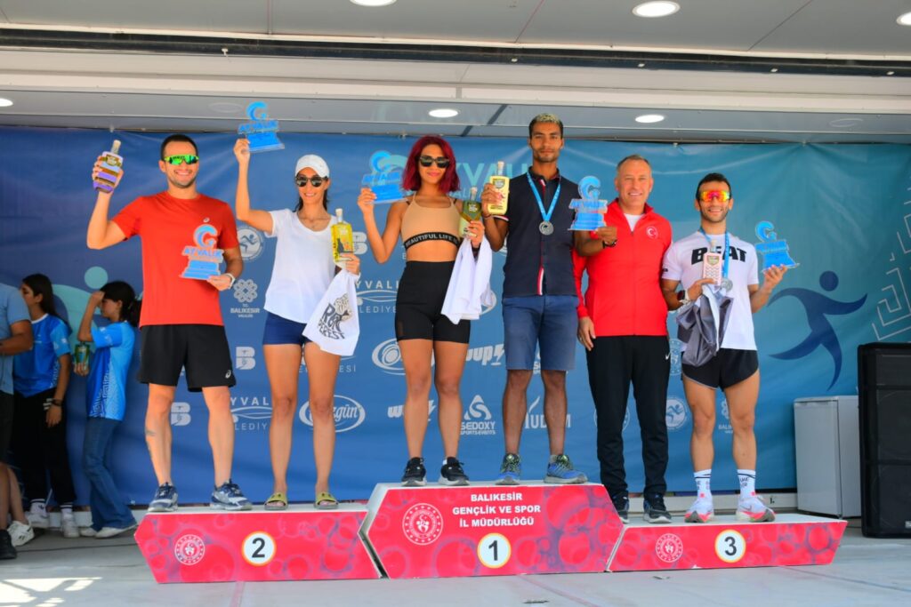 Ayvalık Kurtuluş Yarı Maratonu’nun şampiyonlarına ödülleri takdim edildi.