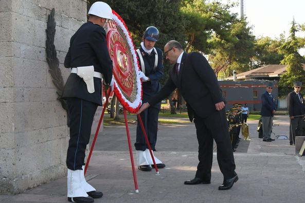 Vali İsmail Ustaoğlu 19 Eylül (Gaziler Günü)Atatürk Anıtı’nda çelenk sunma törenine katıldı.