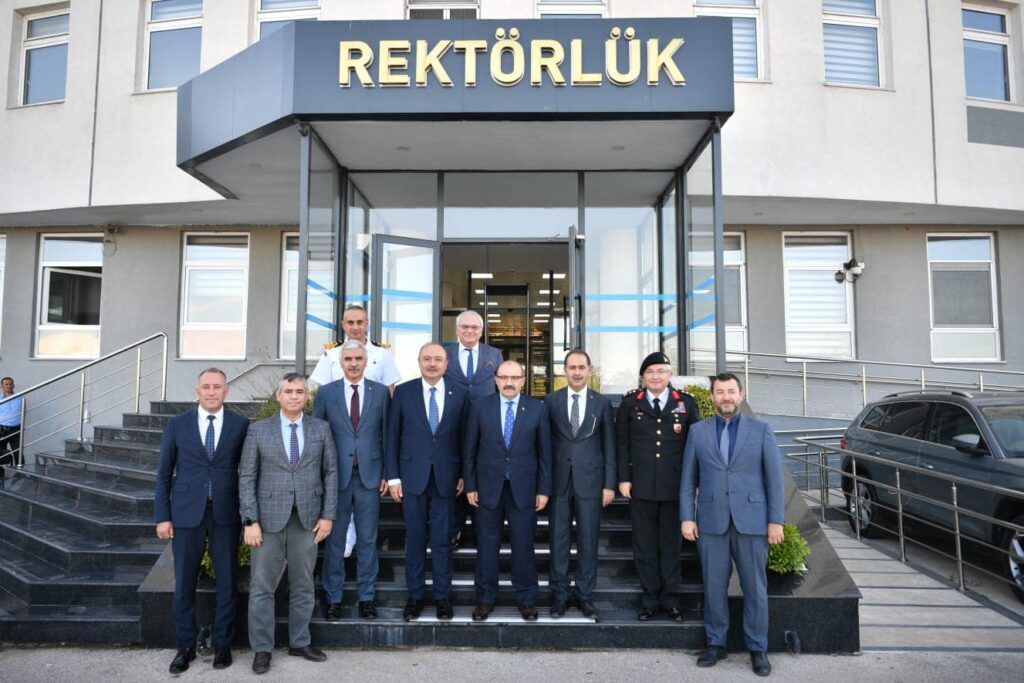 Vali  Ustaoğlu Bandırma 17 Eylül Üniversitesi Rektörü Prof. Dr. Süleyman Özdemir’e iade-i ziyarette bulundu