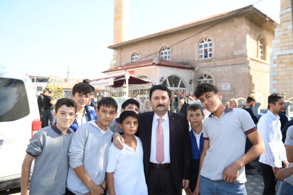 Altıeylül Belediye Başkanı Hasan AVCI  Karamanköy  muhtarı Bekir Hoşafçı’nın hayrına katıldı