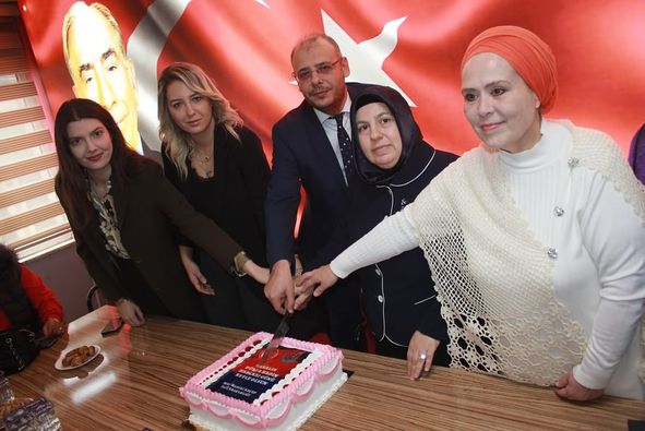 MHP Karesi 5 Aralık Dünya Kadın hakları gününü MHP’li kadınlarla birlikte kutladı..