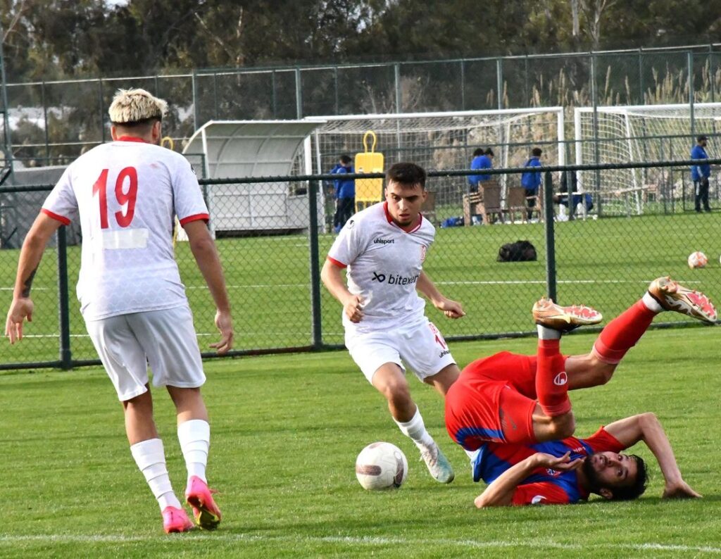 BALIKESİRSPOR  ikinci yarıya hazırlandığı Antalya kampında oynadığı maçta Silivrispor’a 2-0 yenildi.