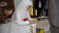 Gelinlikle İşyerinde Süt Doldurup Düğüne Gitti