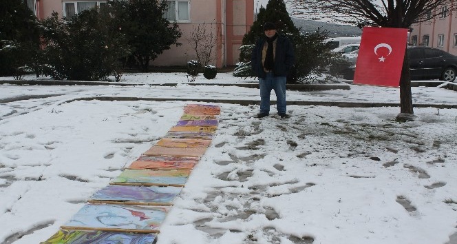 Ebru eserlerini kar üstünde sergiledi