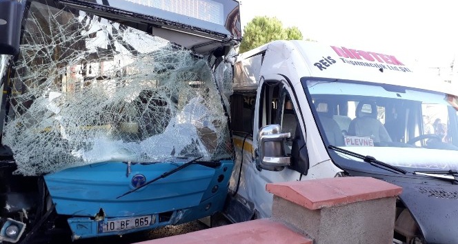Toplu Taşıma aracı ile servis aracı kaza yaptı: 6 yaralı