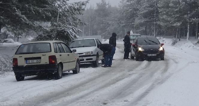 Kazdağları’nda kar yağışı nedeniyle araçlar ilerlemekte güçlük çekiyor