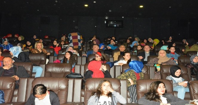 Vali Yazıcı, öğrencilerle sinemaya gitti