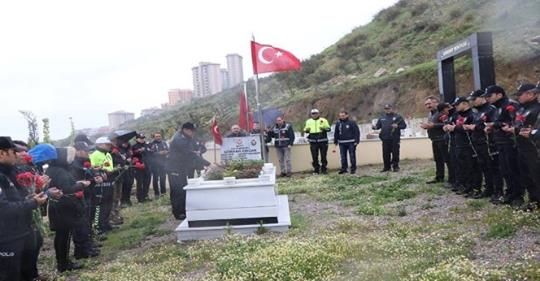 Şehit polisler mezarları başında anıldı