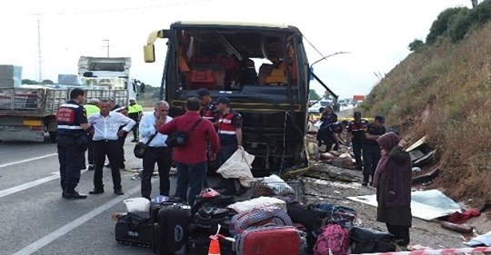 Otobüs kazası : 4 ölü 42 yaralı..