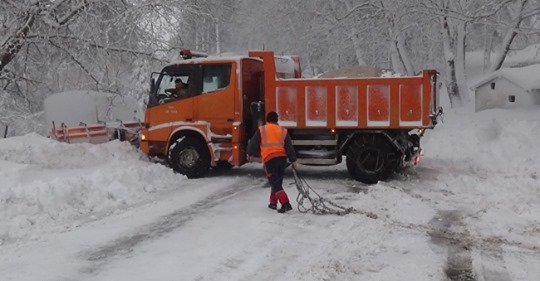 Kazdağları’nda kar 1 metre, ekipler yolları açık tutmakta zorlanıyor