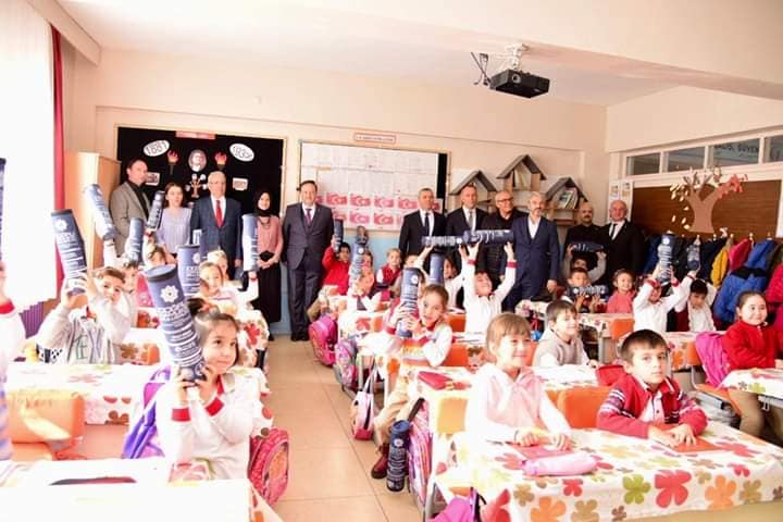 Sakarya İlkokulu’nda satranç takımı ve spor malzemelerinin dağıtımı