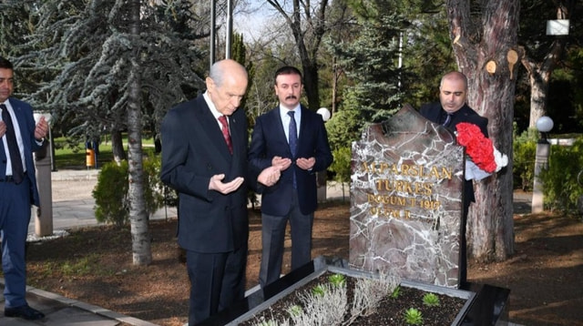 MHP Lideri Bahçeli, Başbuğ Türkeş’in kabrini ziyaret etti