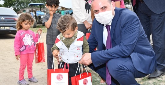İzmir Balıkesirliler Derneği’nden Manyas ve Balyalı 400 çocuğa bayram hediyesi…
