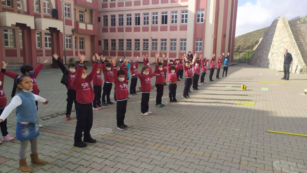 Okul Sporları Kapsamında öğrencilerle fiziksel etkinlikler devam ediyor