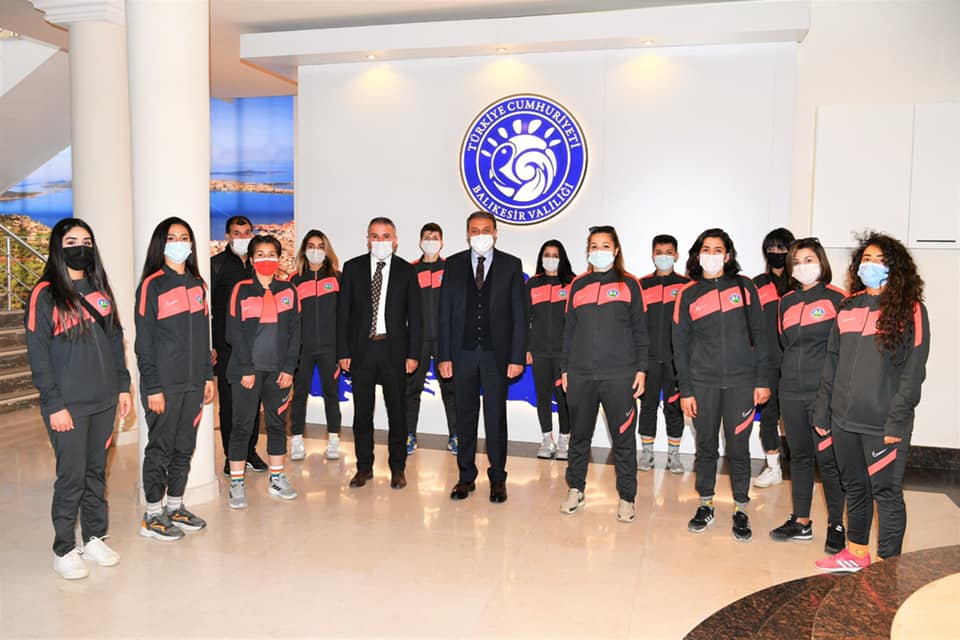 Hakkari Yüksekova Belediyespor Kadın Futbol Takımı Vali Hasan Şıldak ’ı ziyaret etti.