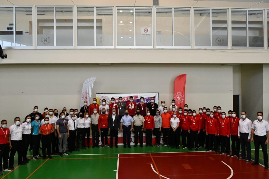 Kara Kuvvetleri Komutanlığı Kick Boks Şampiyonası Şehit Turgut Spor Salonunda gerçekleştirildi.