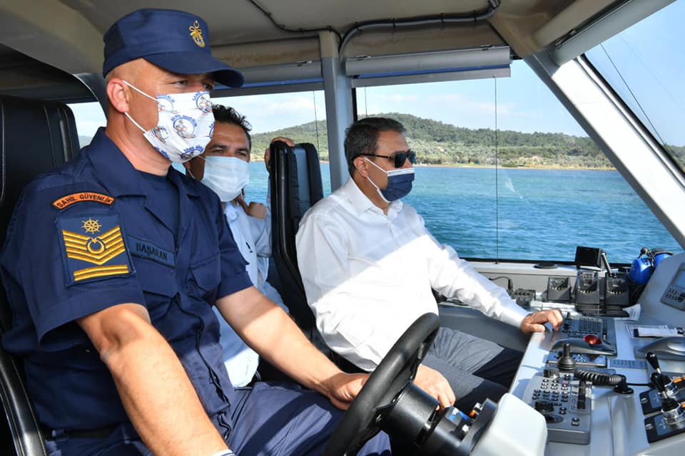 Vali  Şıldak Ayvalık Sahil Güvenlik Kuzey Ege Grup Komutanlığı görev sahasında incelemede bulundu.