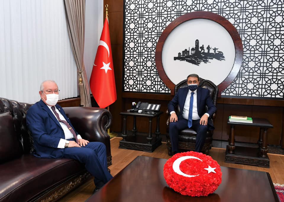 Karadağ’ın Balıkesir Fahri Konsolosu Dr. Akkan Suver Vali Hasan Şıldak’ı ziyaret etti.