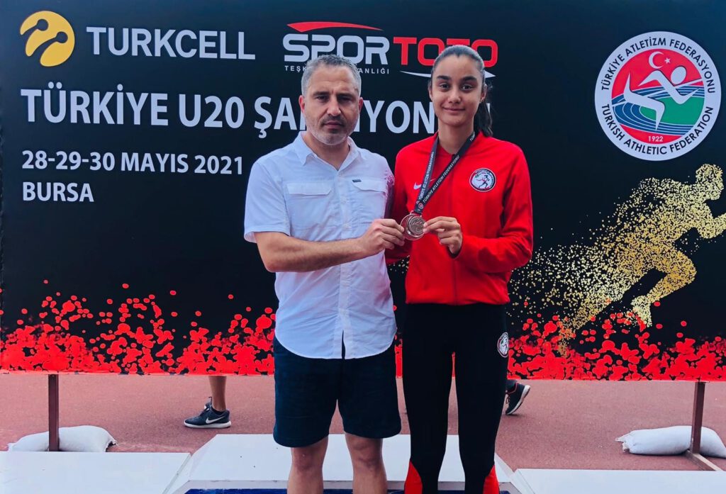Aleyna KARACA yüksek atlama branşında Türkiye ikincisi oldu.