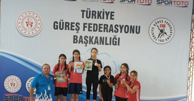 Yağmur Emir Güreşte Türkiye Şampiyonu