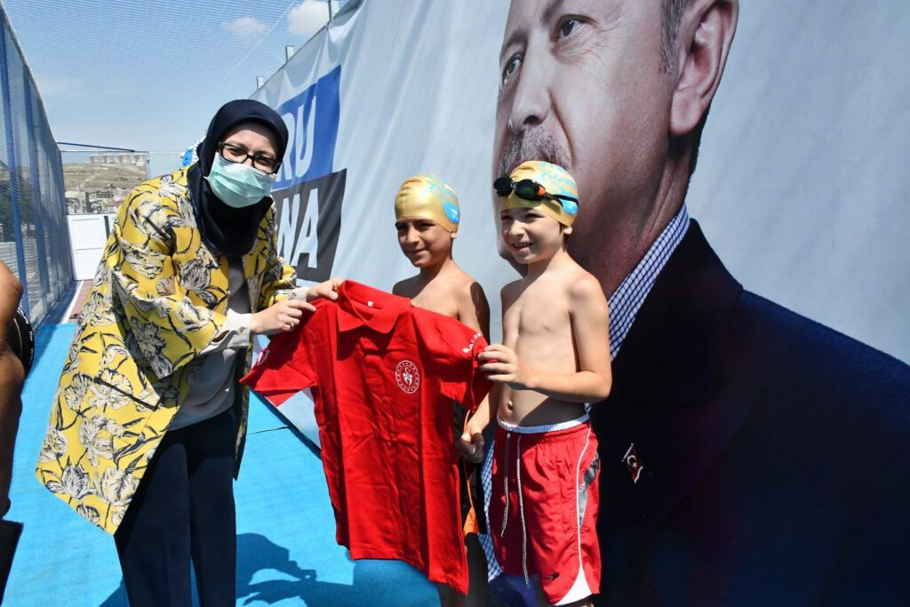 Balıkesir Milletvekili Belgin Uygur yüzme öğrenen çocuklarla buluştu.
