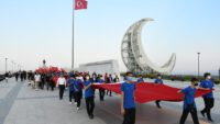 sporcularımız Türk Bayrağı ile Çamlık Anıtına yürüyüş yaptı