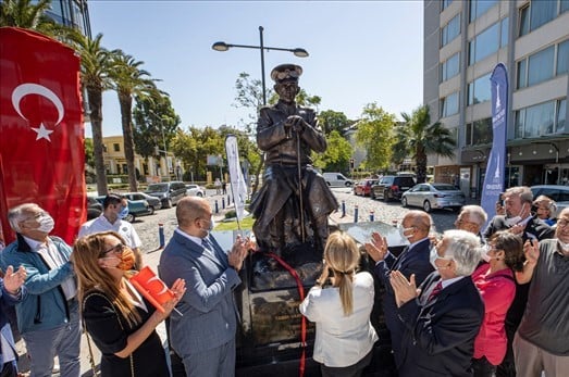 Savaştepe’li Tabip Yarbay Hikmet BORAN ’ın anısına yapılan ”Tıbbiyeli Hikmet” heykeli İzmir’de açıldı.