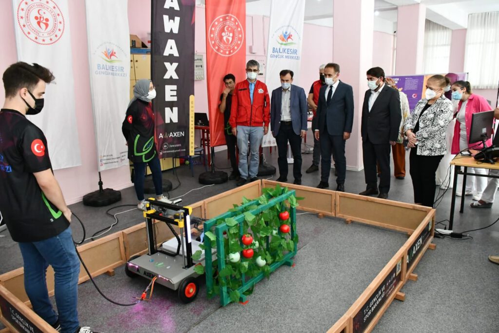Awaxen takımı Otonom Hasat Robotu finalde yarışacak.
