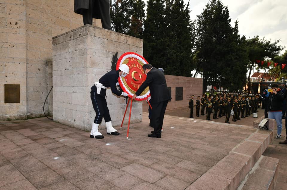 10 Kasım Atatürk’ü Anma Günü dolayısıyla Balıkesir’de Atatürk Anıtına çelenkler sunuldu.