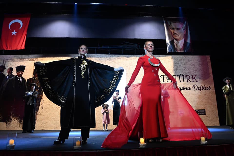 Atatürk Giysi Koleksiyonu Defilesi ve Sümer Ezgü ile Atatürk’ün Sevdiği Türküler programı