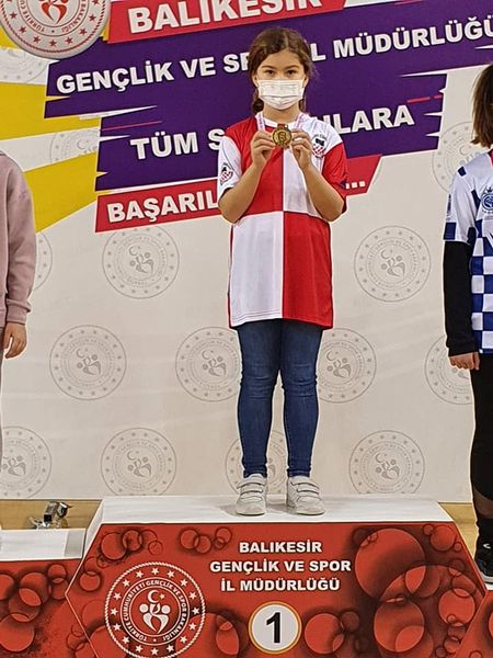 Balıkesir Satranç Kulübü sporcularından Öykü Yılmaz 5 puanla namağlup ŞAMPİYON oldu.