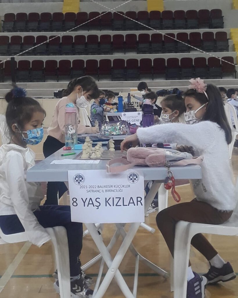 Balıkesir 7-8 Yaş Küçükler Satranç İl Birinciliği Şehit Turgut Solak Spor salonunda başladı. 