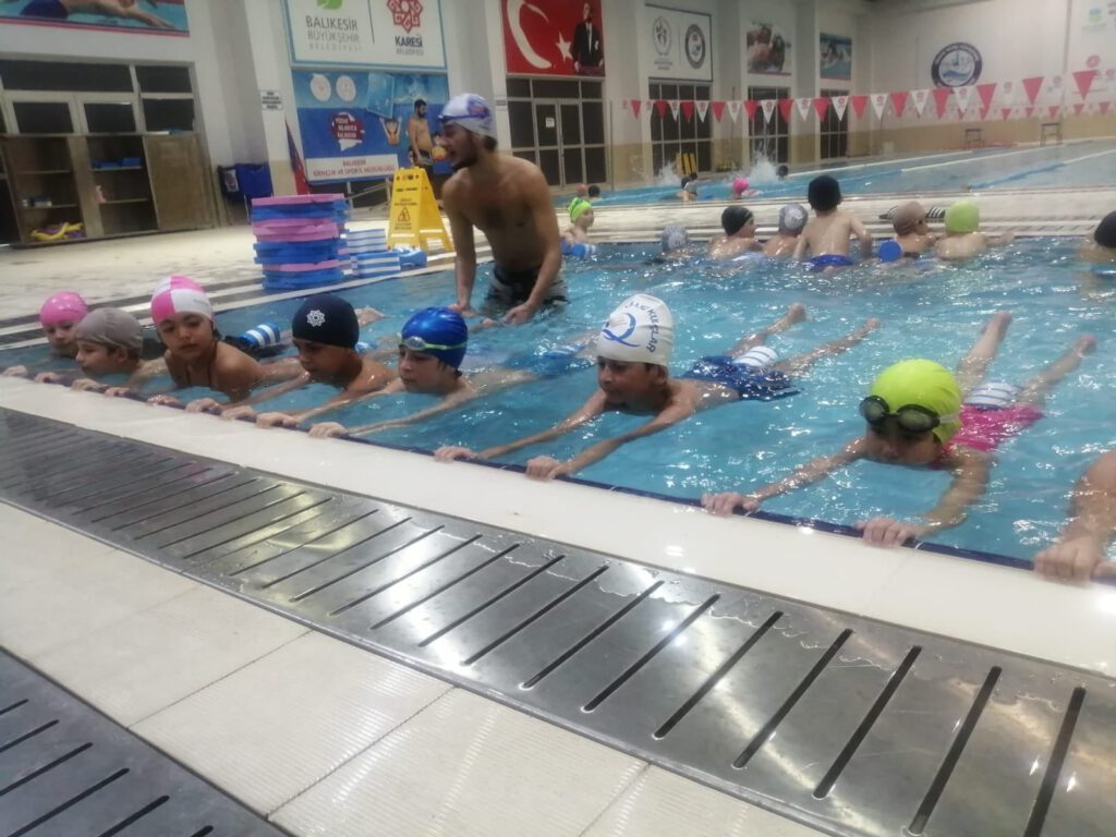 Yüzme BilmeyenKalmasın Projesi çeşitli okullardan çocuklarımızın katılımı ile devam ediyor.