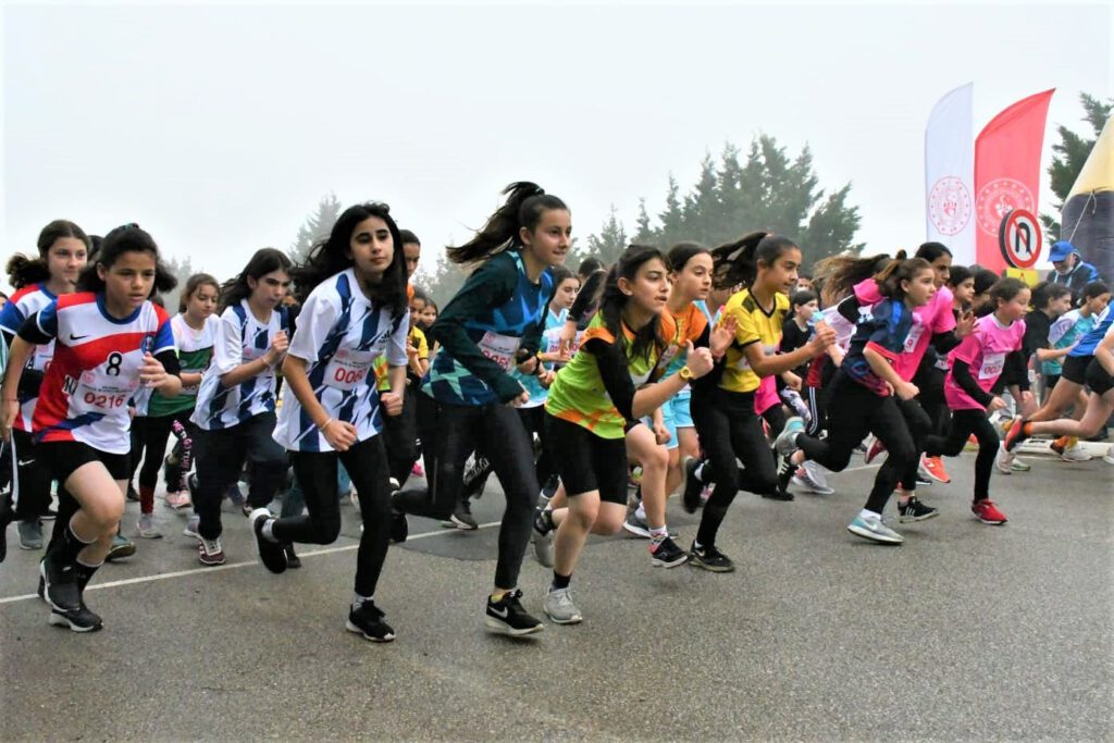 Okullararası Kros Yıldızlar ve Gençler Grup Birinciliği İsmail Akçay Atletizm Tesislerinde gerçekleştirildi