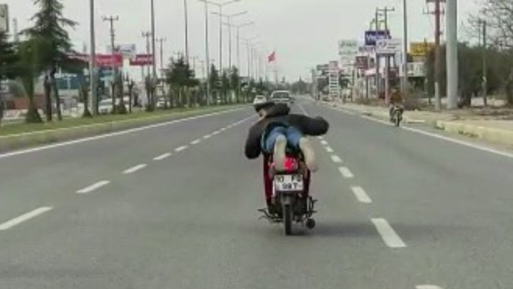 Balıkesir’de motosiklet sürücüsü, aracının üzerine yattı