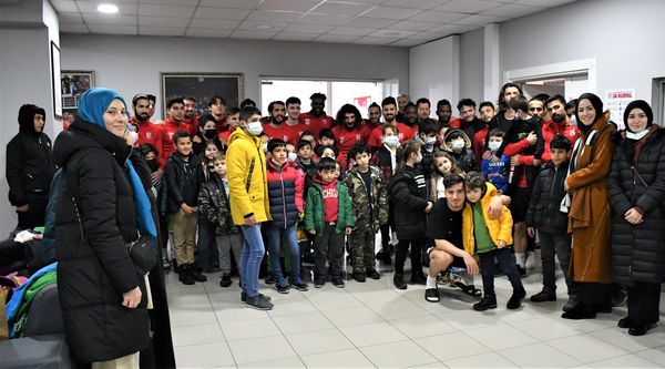 Balıkesir Genç İHH Çocuk Kulübü, Balıkesirspor kulübünü ziyaret etti.