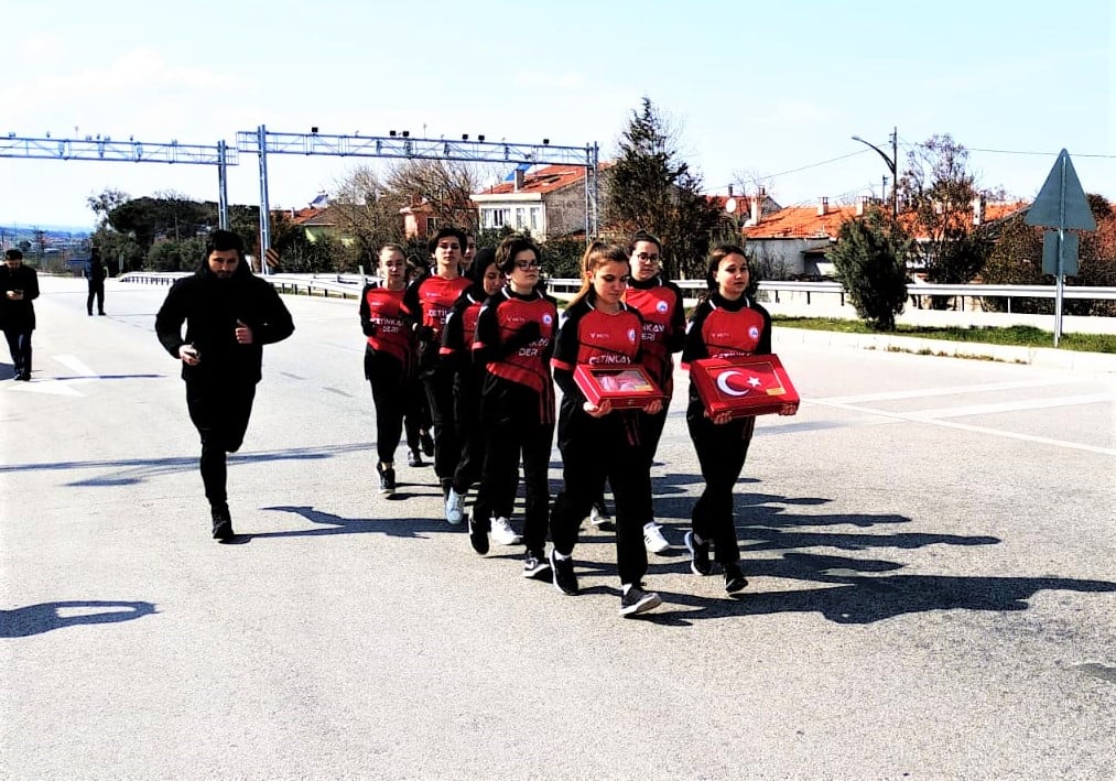 Kutsal Emanetler Çanakkale-Balıkesir il sınırında yapılan törenle Balıkesirli atletlere teslim edildi.