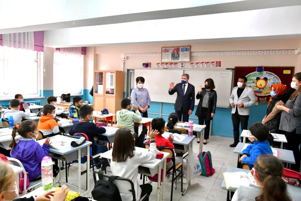 23 Nisan Şehit Deniz Göçkün İlkokulunda ara tatil sonrası öğrencilerle buluştu.