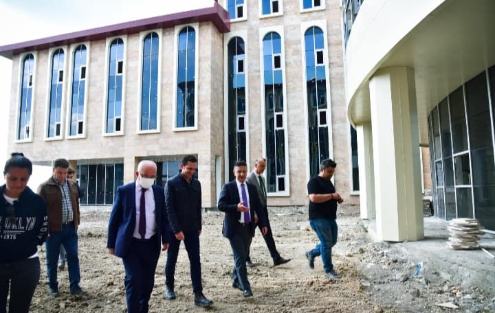 Rektör KUŞ,İnşaatı devam eden İlahiyat Fakültesi Binasında incelemelerde bulundu.