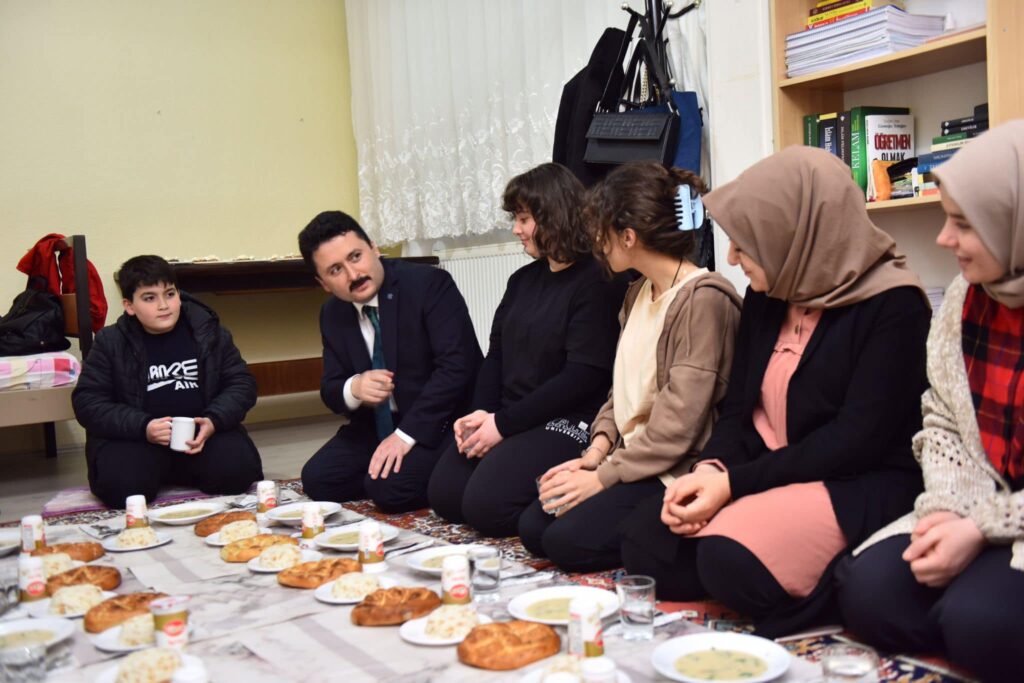 BAŞKAN AVCI üniversite öğrencileri İle iftar sofrasında buluştu.