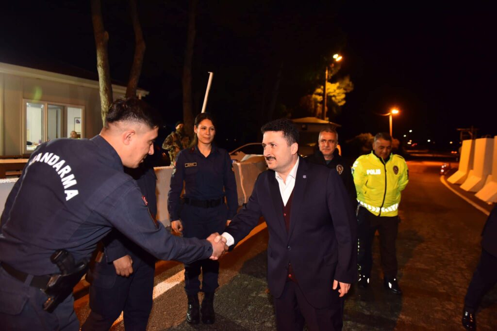 Altıeylül Belediye Başkanu Hasan AVCI Pamukçu kontrol noktasında ki güvenlik güçlerini ziyaret etti