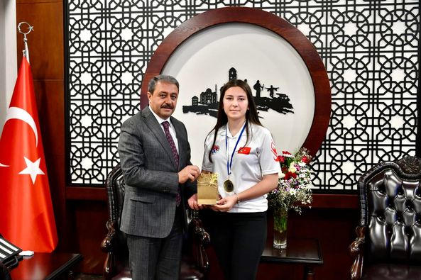 Avrupa Okullar Satranç Şampiyonasında Avrupa Şampiyonu olan Elif Naz Akat gururumuz oldu.