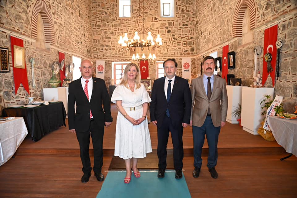 Karesi Belediye Başkanı Dinçer ORKAN Füsun Çetinel’in açtığı Retrospektif Sanat Sergisi’nde  eserleri inceledi.