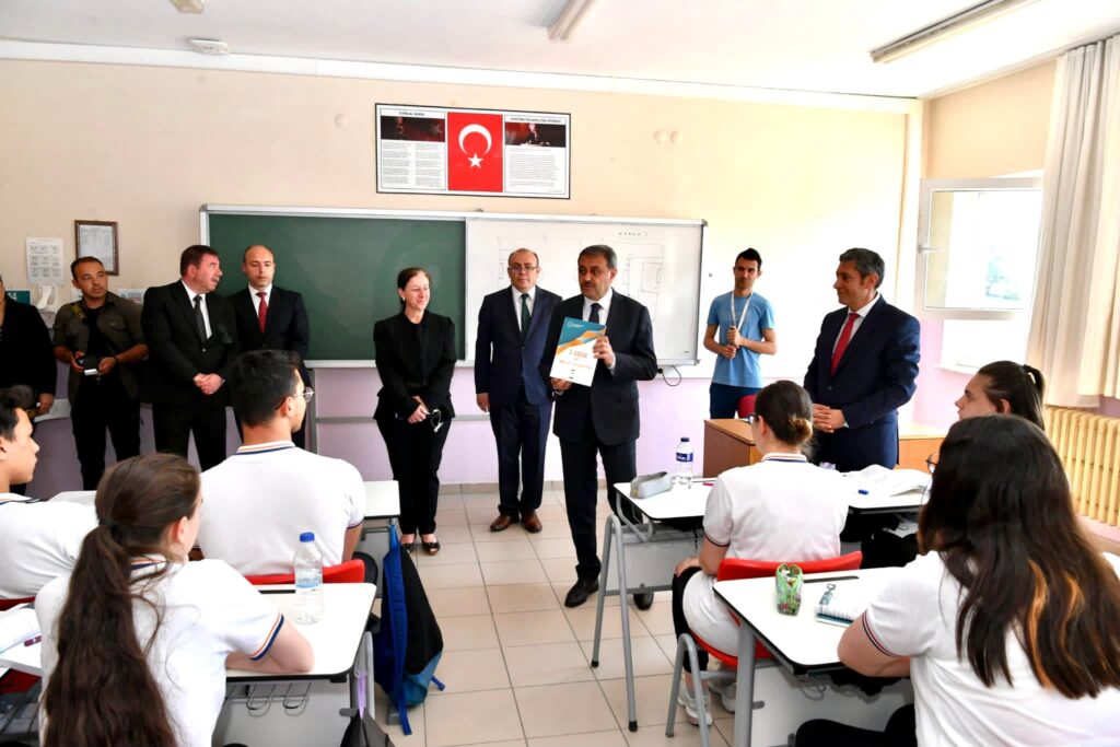 Vali Hasan Şıldak  Susurluk 5 Eylül Anadolu Lisesini ziyaret etti
